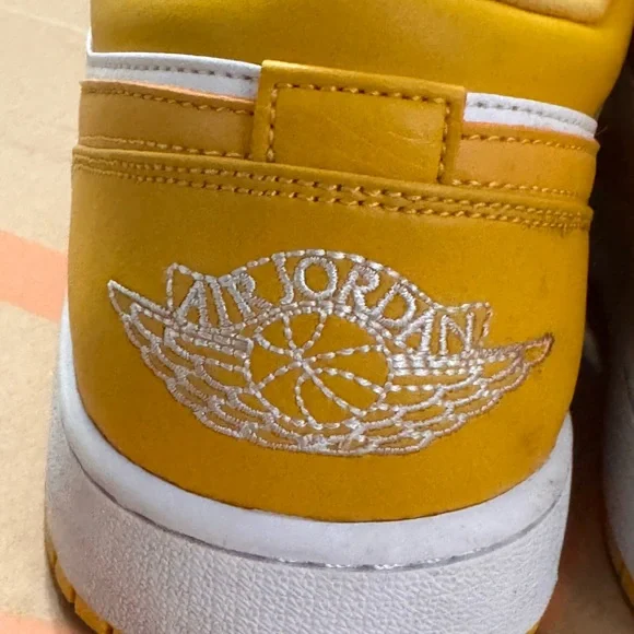 Jordan Sneakers Yellow and White - Picture 4 of 16